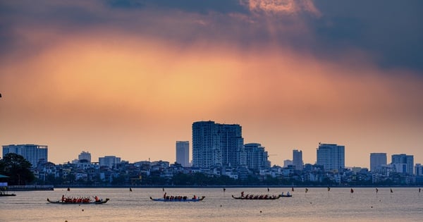 Los habitantes de Hanoi animan con entusiasmo el Torneo Abierto de Carreras de Barcos Dragón de Hanoi 2024