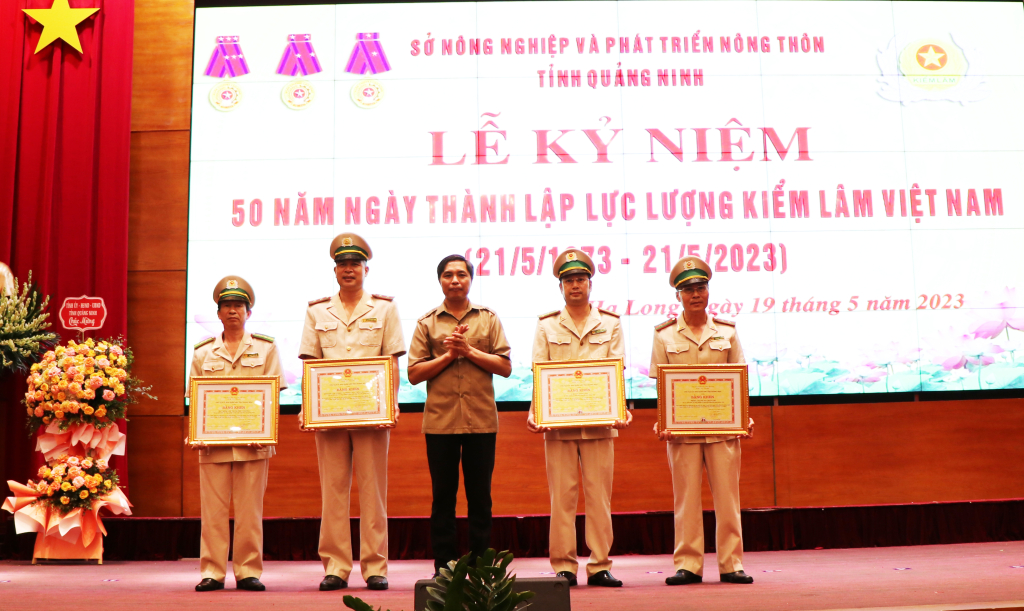 สหายหวู วัน เดียน สมาชิกคณะกรรมการพรรคประจำจังหวัด รองประธานคณะกรรมการประชาชนจังหวัด ชื่นชมกลุ่มและบุคคลในกองกำลังพิทักษ์ป่ากวางนิญที่มีผลงานโดดเด่น