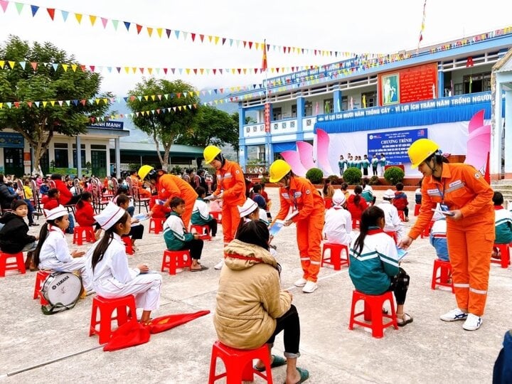 Tan Uyen Electricity (PC Lai Chau) promotes electrical safety and economical use of electricity at schools.