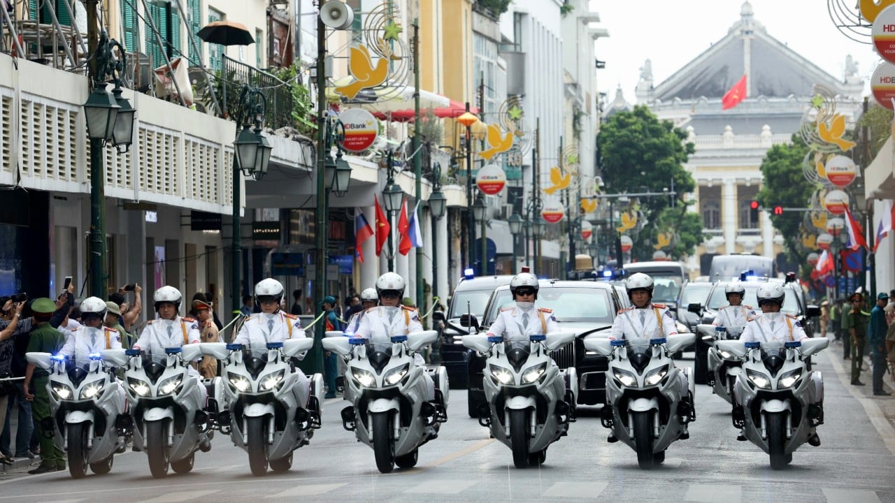 Details of the special vehicles escorting Russian President Putin during his visit to Vietnam photo 1