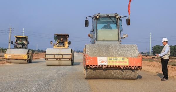 Prêt à travailler sur le projet Ring Road 4 pendant le Têt