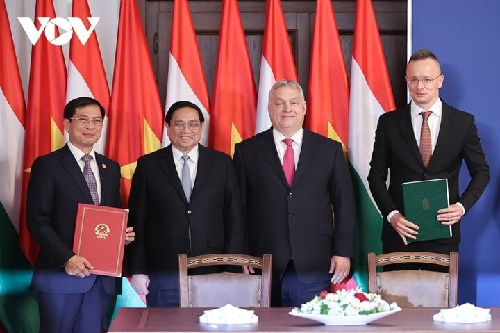 Les deux Premiers ministres ont assisté à la signature du protocole d'accord sur la coopération entre le ministère des Affaires étrangères du Vietnam et le ministère des Affaires étrangères et du Commerce de la Hongrie.