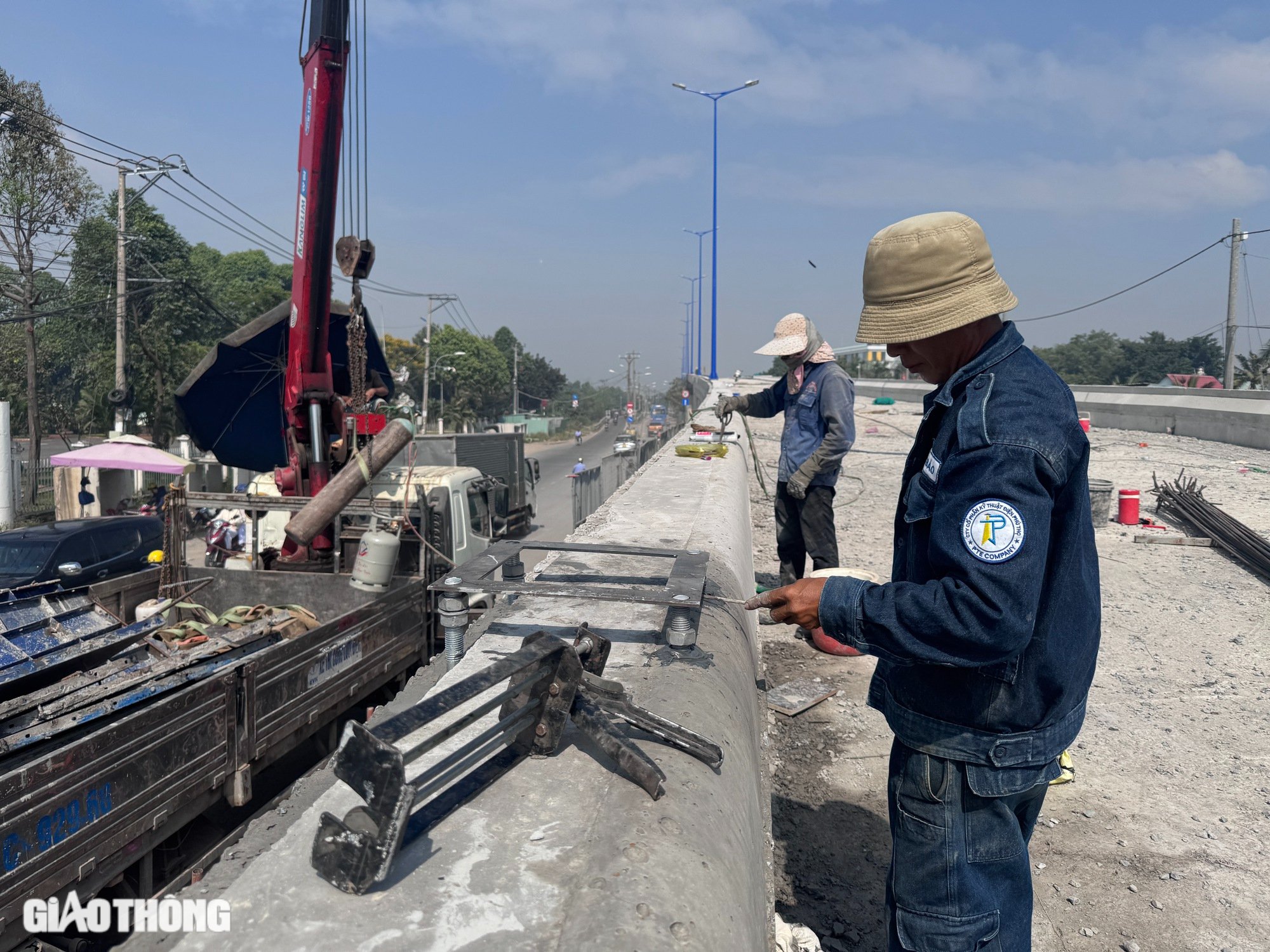 Thấp thỏm qua cầu cũ, người dân ngóng ngày cầu Tăng Long mới là hoàn thành- Ảnh 11.