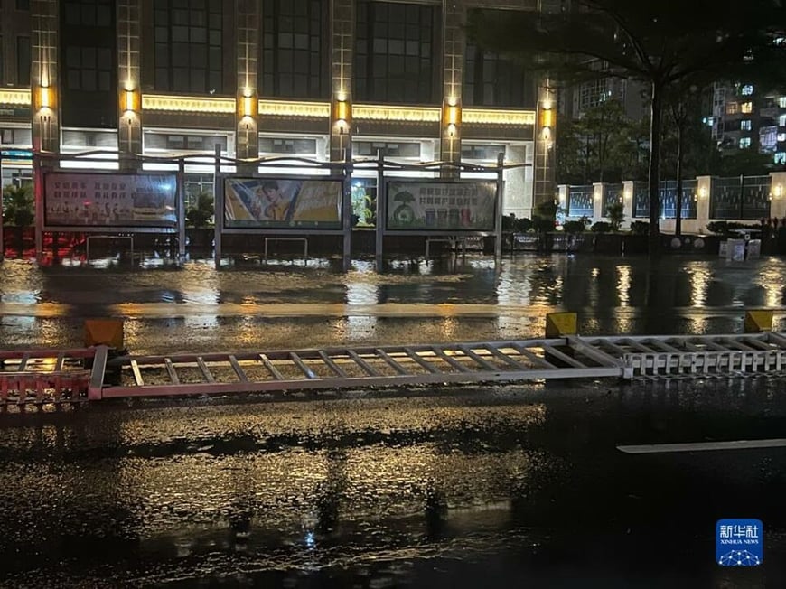 Una carretera en la ciudad de Zhanjiang después de que el tifón Talim tocara tierra.