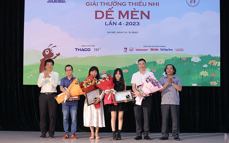 Writer Tran Duc Tien was awarded the 2023 Cricket Knight Award