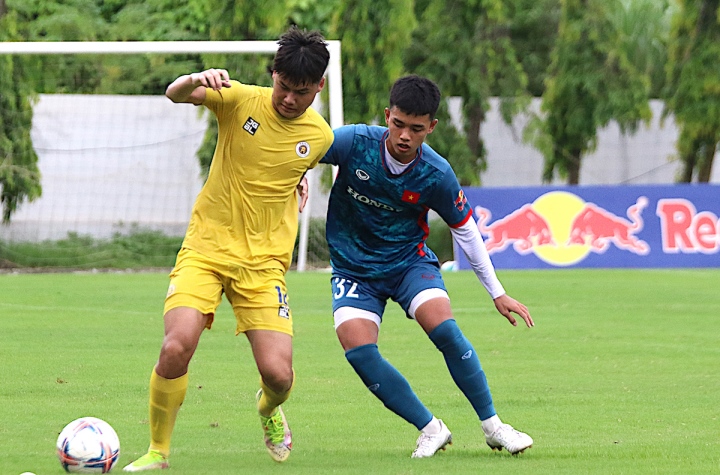 U23 Vietnam (blue shirt) won U21 Hanoi.