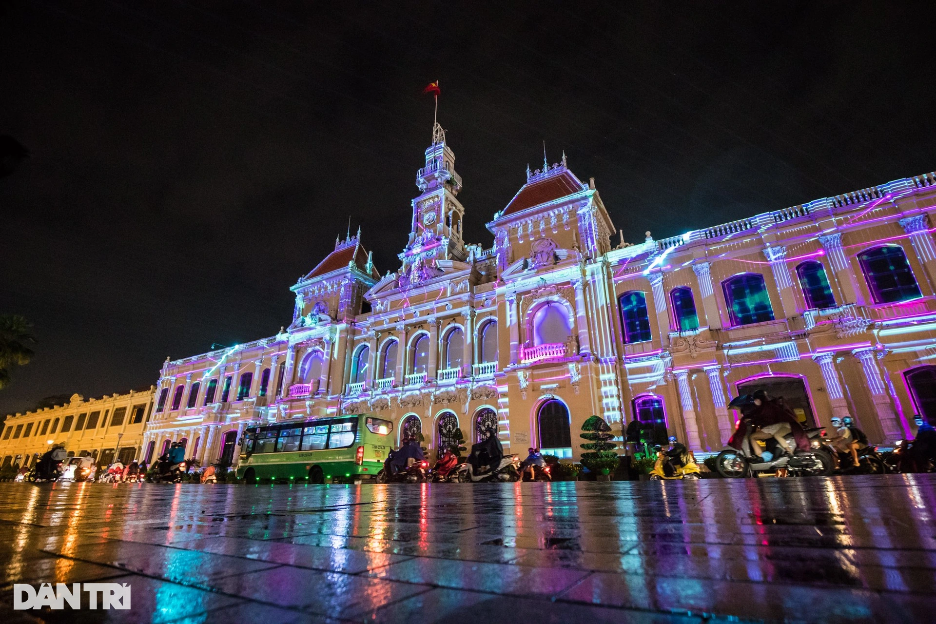 El edificio del Comité Popular de Ciudad Ho Chi Minh brilla bajo la tecnología de proyección de mapas 3D