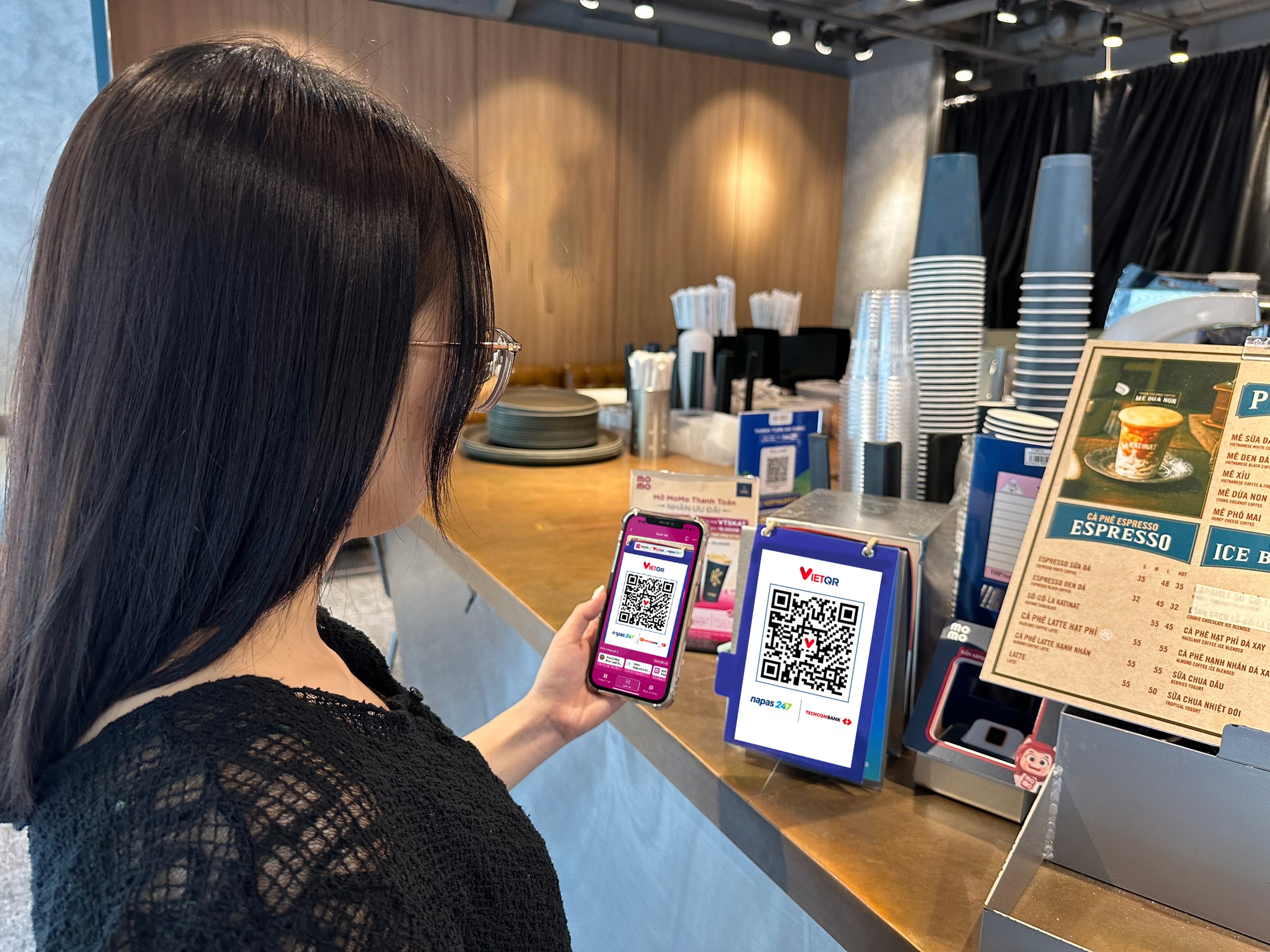 Các ví điện tử trong nước tung chiêu đối đầu với Apple Pay - Ảnh 1.