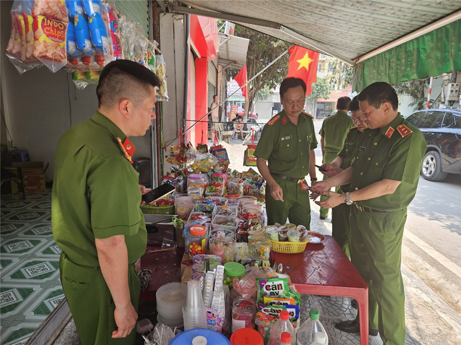 Contrôle et garantie de la sécurité alimentaire pour célébrer le 70e anniversaire de la victoire de Dien Bien Phu