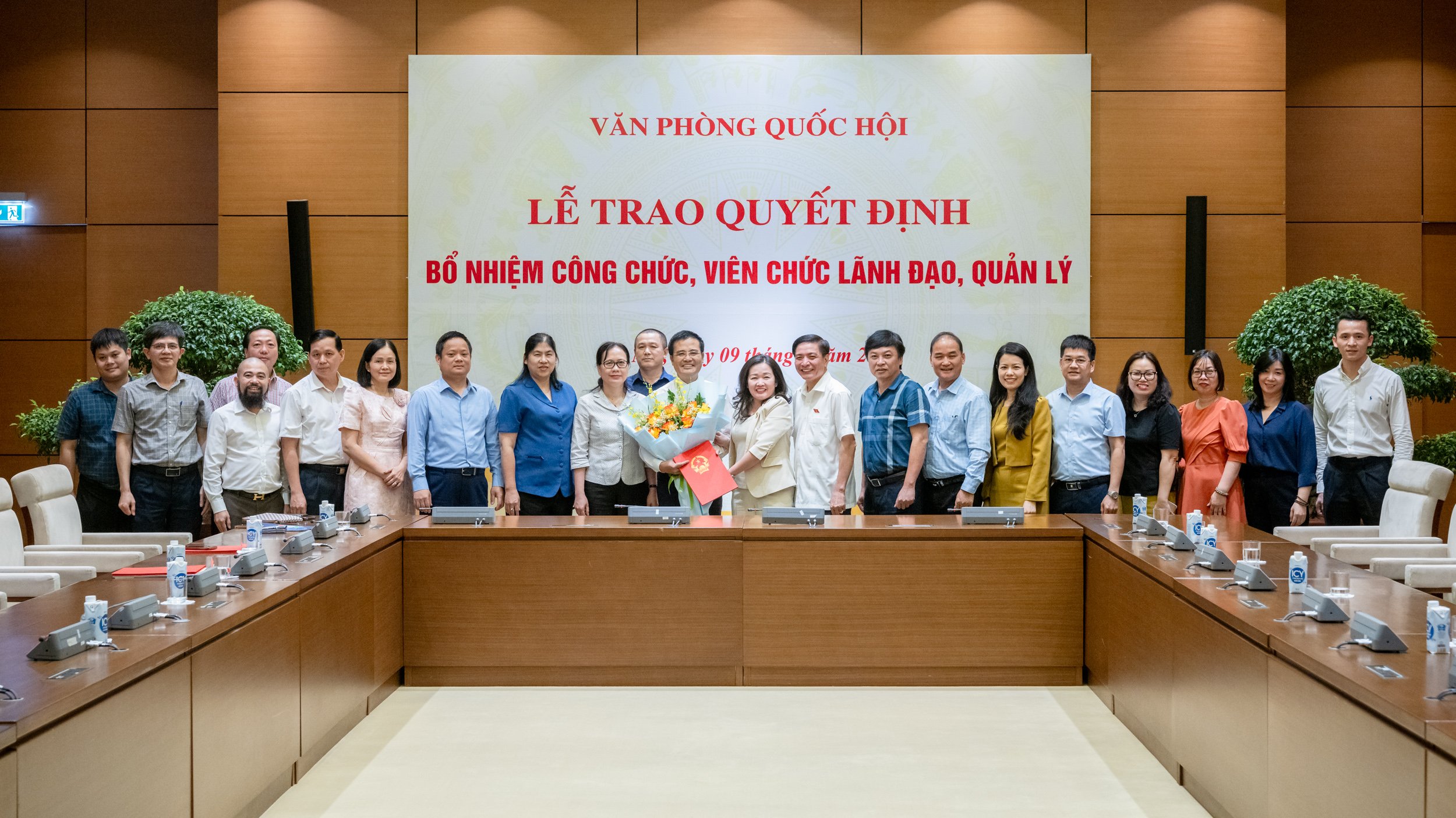 El Secretario General de la Asamblea Nacional, Jefe de la Oficina de la Asamblea Nacional, Bui Van Cuong, presentó la decisión de nombrar funcionarios públicos para dirigir y gestionar a nivel departamental -1