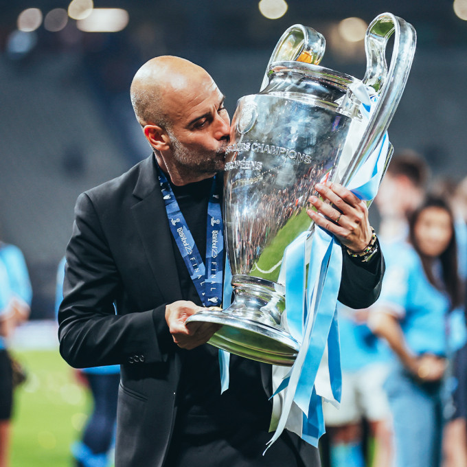 Trainer Guardiola küsst den Champions-League-Pokal, nachdem Man City am 10. Juni im Finale im Atatürk-Stadion in Istanbul (Türkei) Inter mit 1:0 besiegt hat. Foto: mancity.com