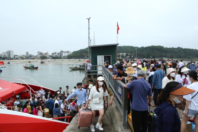 12,000 tourists visited Co To Island in the first two days of the holiday. Photo: Thu Men