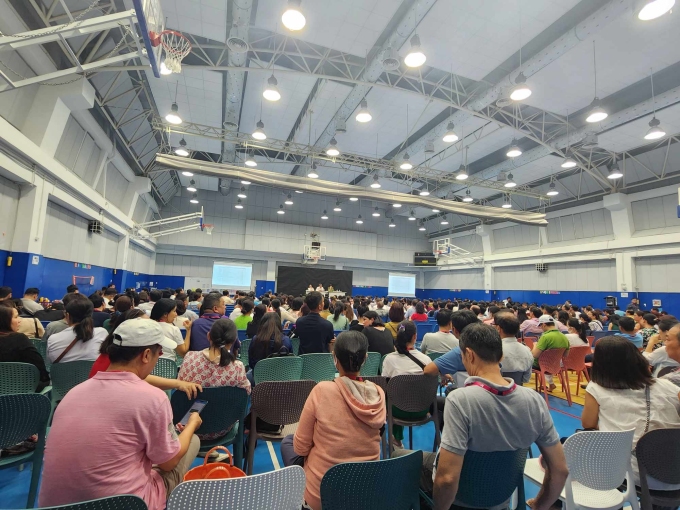 Escena de la reunión de padres de la escuela AISVN, tarde del 30 de marzo. Foto: Le Nguyen