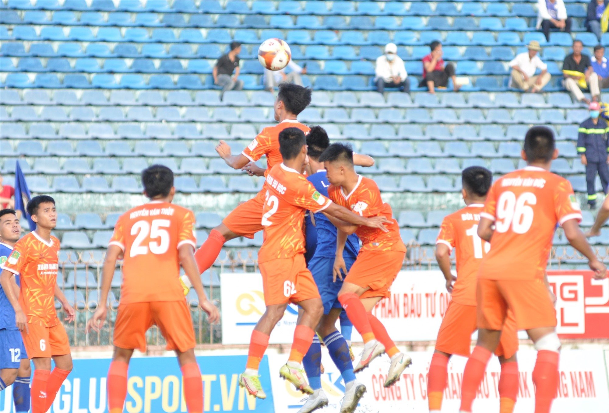 Phu Dong players (orange shirt) surround defender Van Hung during a high ball from a corner kick. Photo: T.V