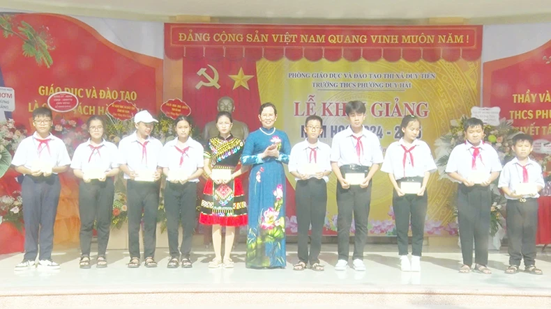 More than 300 educational institutions of all levels and fields in Ha Nam opened the new school year photo 1