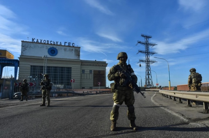 Russian soldiers patrol the Kakhovka hydroelectric power plant in Kherson on May 20, 2022. Photo: AFP