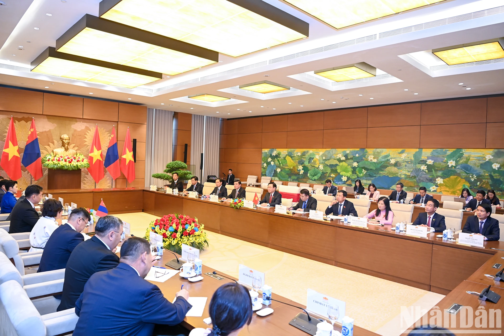 [Foto] El presidente de la Asamblea Nacional, Vuong Dinh Hue, se reúne con el presidente de Mongolia, Ukhnaagiin Khurelsukh. Foto 10