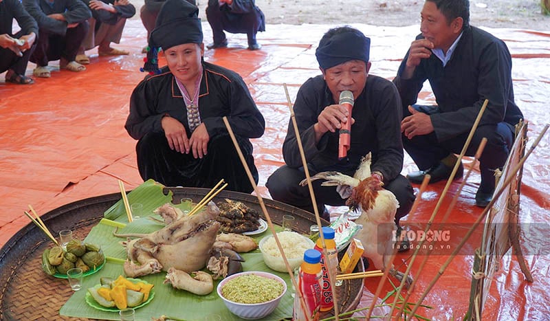 Sau khi đã sắp xếp mâm cúng xong thầy cúng làm lễ mừng lúa mới, cầu mong sự bình an, không ốm đau, bệnh tật, mong được hạnh phúc, đoàn kết; chăn nuôi, trồng trọt phát triển tốt, con cháu học hành tiến bộ; mùa màng bội thu...