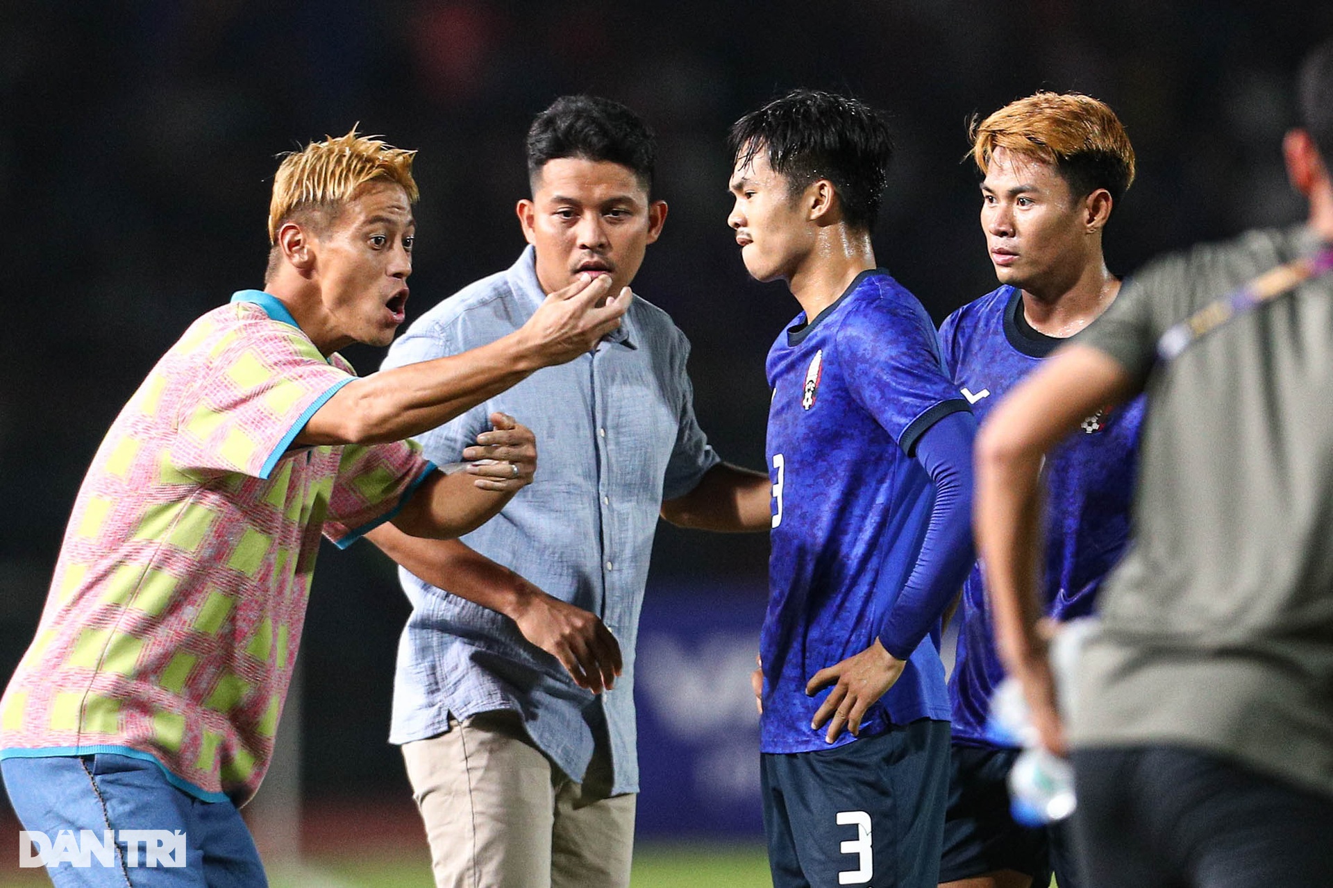 Cái cúi đầu tiếc nuối của Keisuke Honda khi Campuchia bị cầm hòa phút cuối - 7