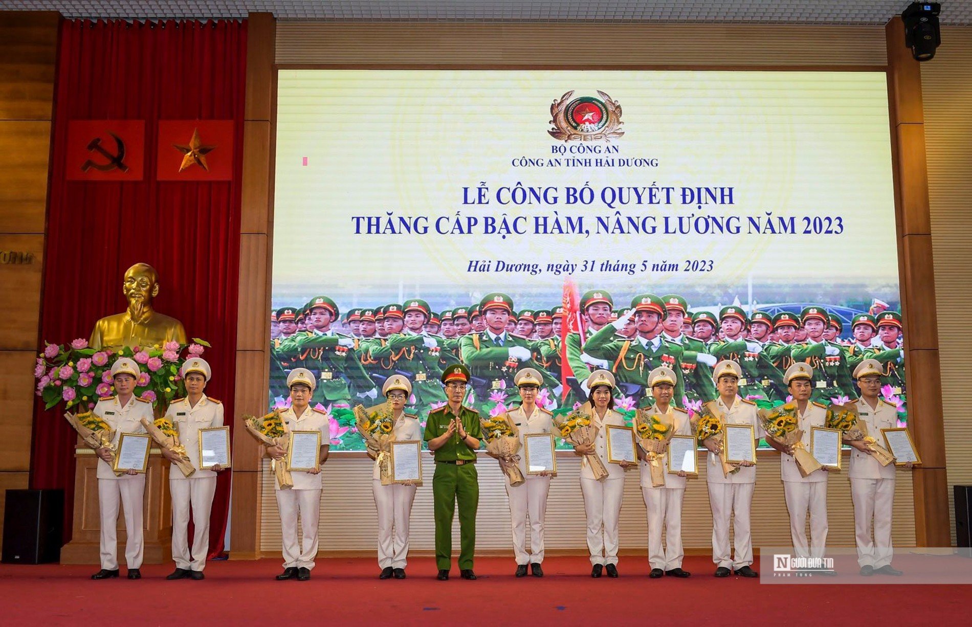 Événement - Le chef de la police et le directeur adjoint de la police de Hai Duong sont promus au grade de colonel (photo 4).