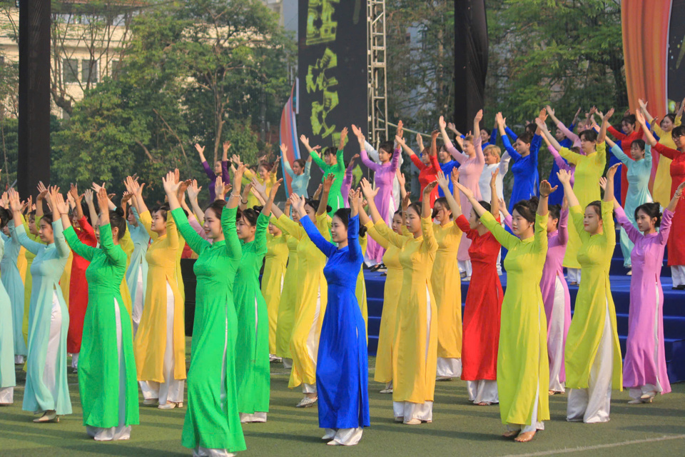 Actuación de danza Ao Dai por estudiantes vietnamitas y estudiantes internacionales en Vietnam 