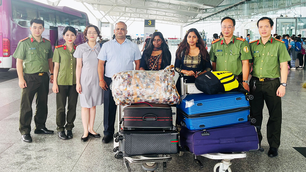 Bac Giang Provincial Police return 2 Indian citizens back to their country |=> Posted in Bac Giang Newspaper