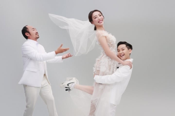 When their jobs became more stable, Thu Trang and Tien Luat decided to take wedding photos with their son Andy. Thu Trang expressed her desire to preserve the happy moment and consider this a milestone marking her son's maturity.