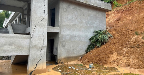 Une école investie dans des dizaines de milliards de dongs a été victime d'un glissement de terrain pendant sa construction et risque de s'effondrer à Thanh Hoa