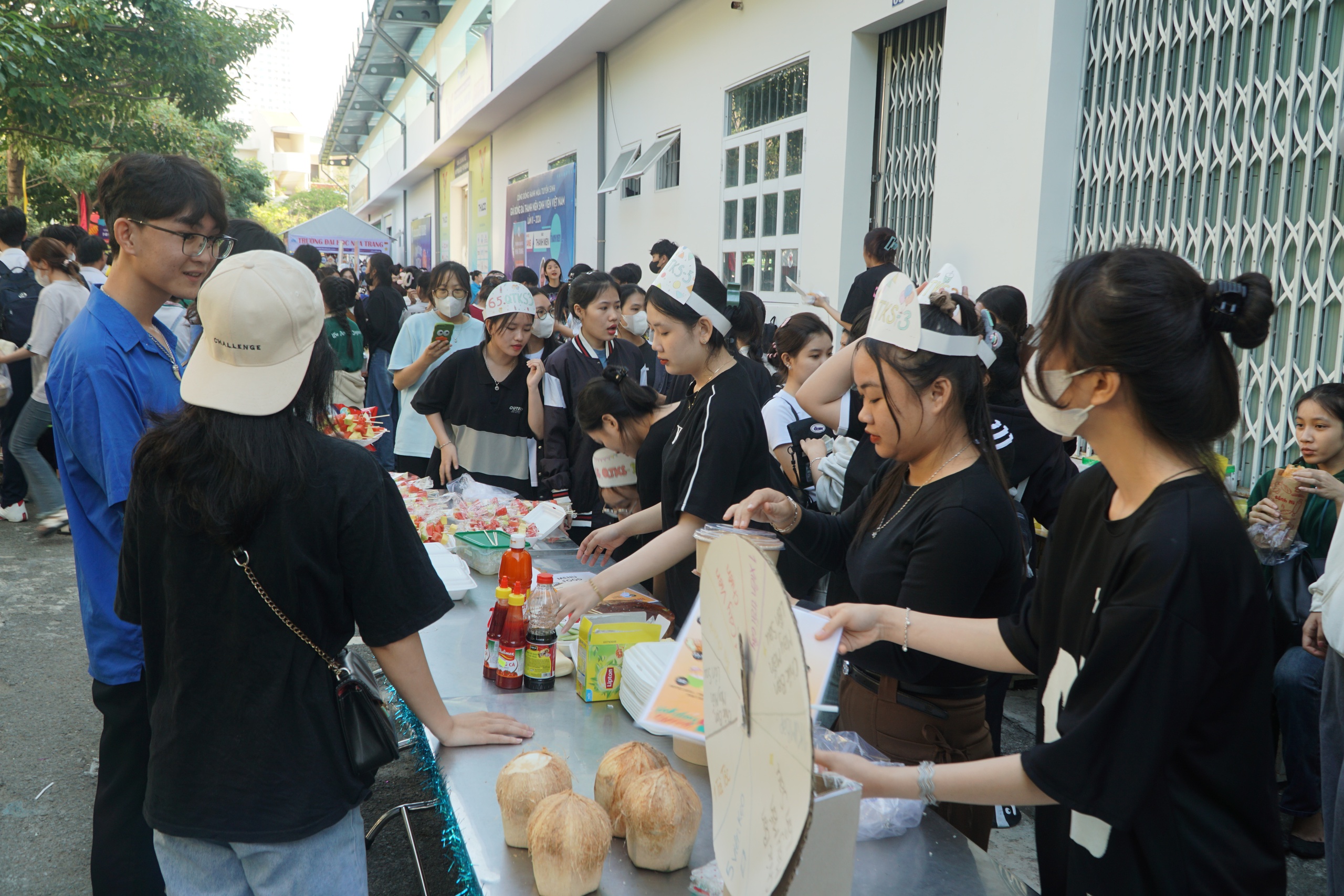 Rộn ràng, háo hức tại ngày hội Tư vấn mùa thi ở Nha Trang- Ảnh 8.