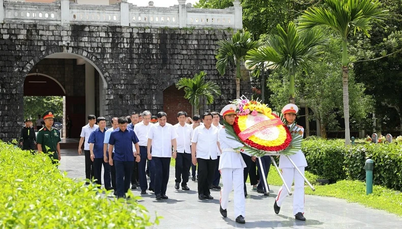 El camarada Nguyen Xuan Thang visitó y entregó regalos a las familias de los políticos en la provincia de Dien Bien, foto 2