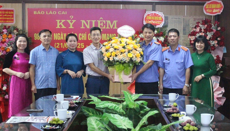 The Provincial People's Procuracy presented flowers to congratulate Lao Cai Newspaper..jpg