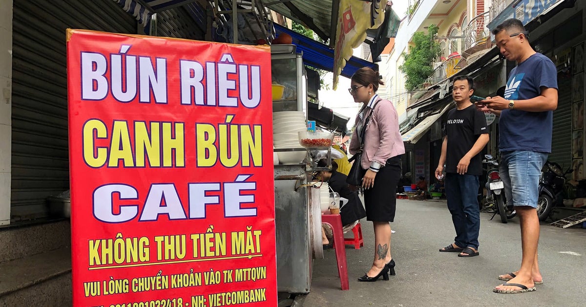 Quán bún riêu không thu tiền, nhờ khách chuyển khoản ủng hộ đồng bào bão lũ