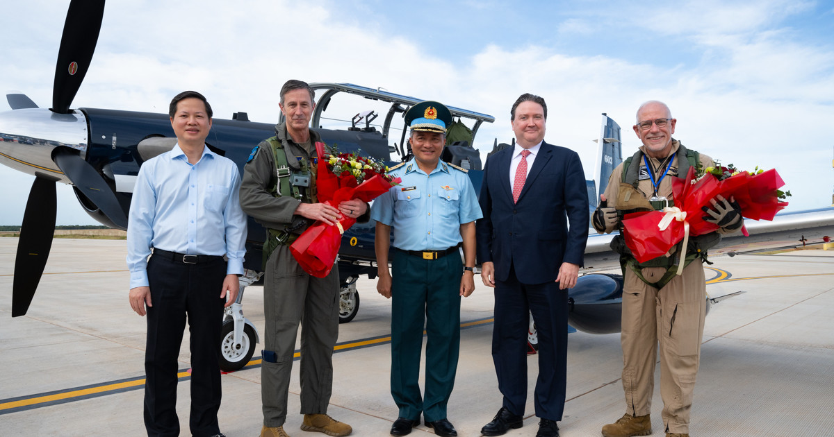 Vietnam receives 5 new generation T-6C training aircraft from the US