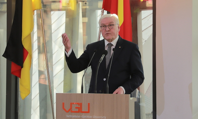 El presidente alemán, Frank-Walter Steinmeier, habla con estudiantes de la Universidad Vietnam-Alemania en la tarde del 24 de enero. Foto: VGU