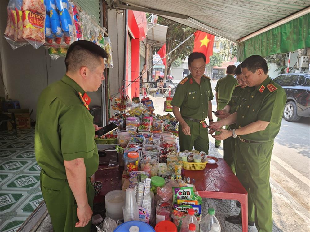 Generalleutnant Tran Minh Le und die Arbeitsdelegation inspizierten direkt eine Reihe von Süßwaren- und Lebensmittelunternehmen in der Provinz Dien Bien.