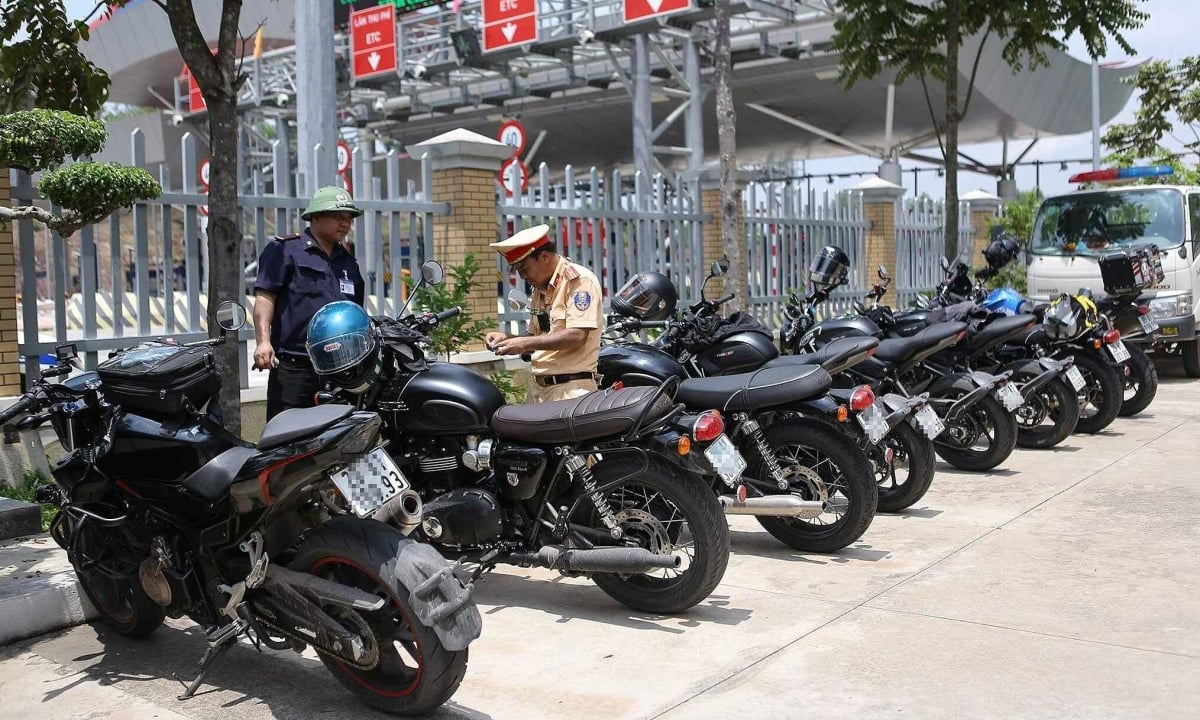 A group of 30 large-displacement motorbikes entered the highway.