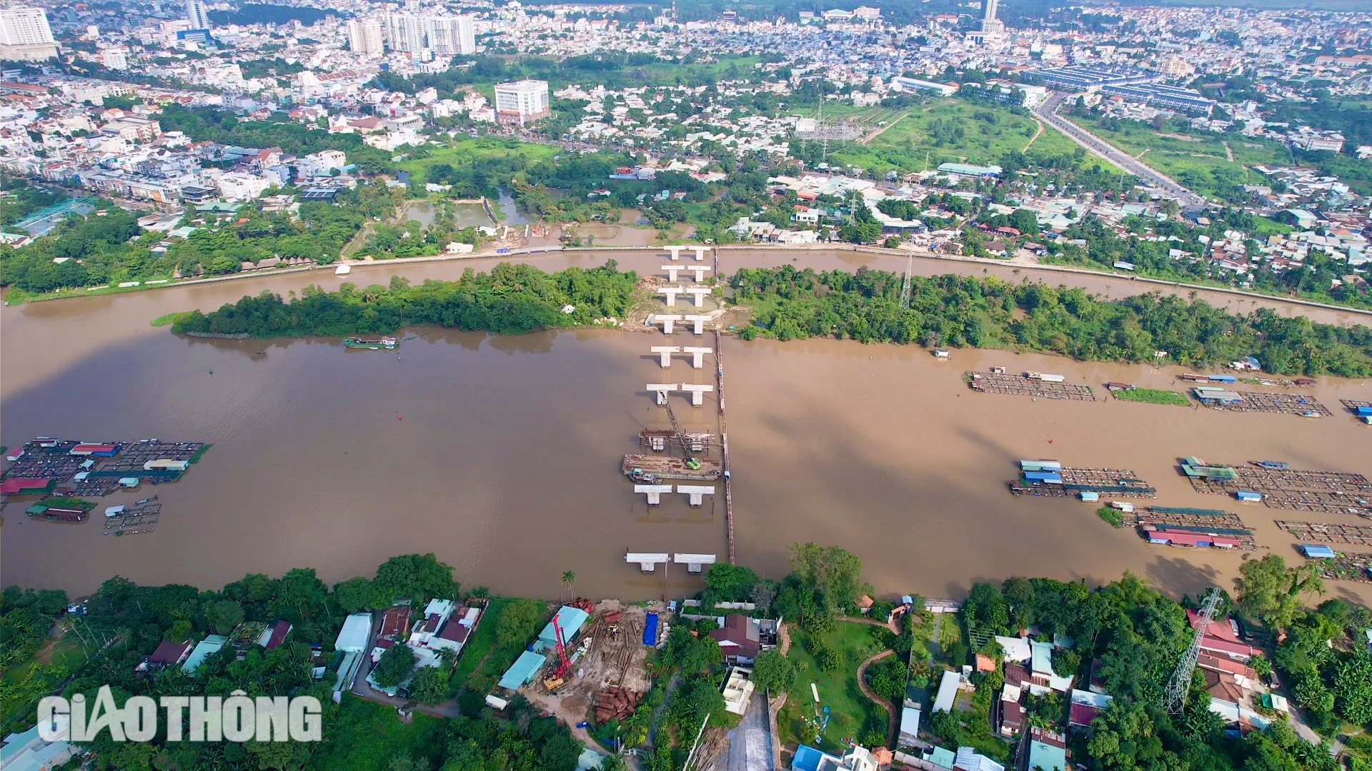 Công nhân hối hả thi công không nghỉ lễ ở những đại công trình phía Nam- Ảnh 8.