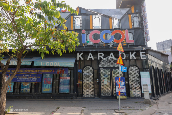 Dans la rue Tran Nao (ville de Thu Duc), un établissement de karaoké Icool à Ho Chi Minh-Ville a fermé ses portes en mars 2023. Photo : Quynh Tran