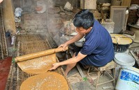 Traditional craft of making grilled coconut rice paper in Tho Ha ancient village. (Photo: PV)