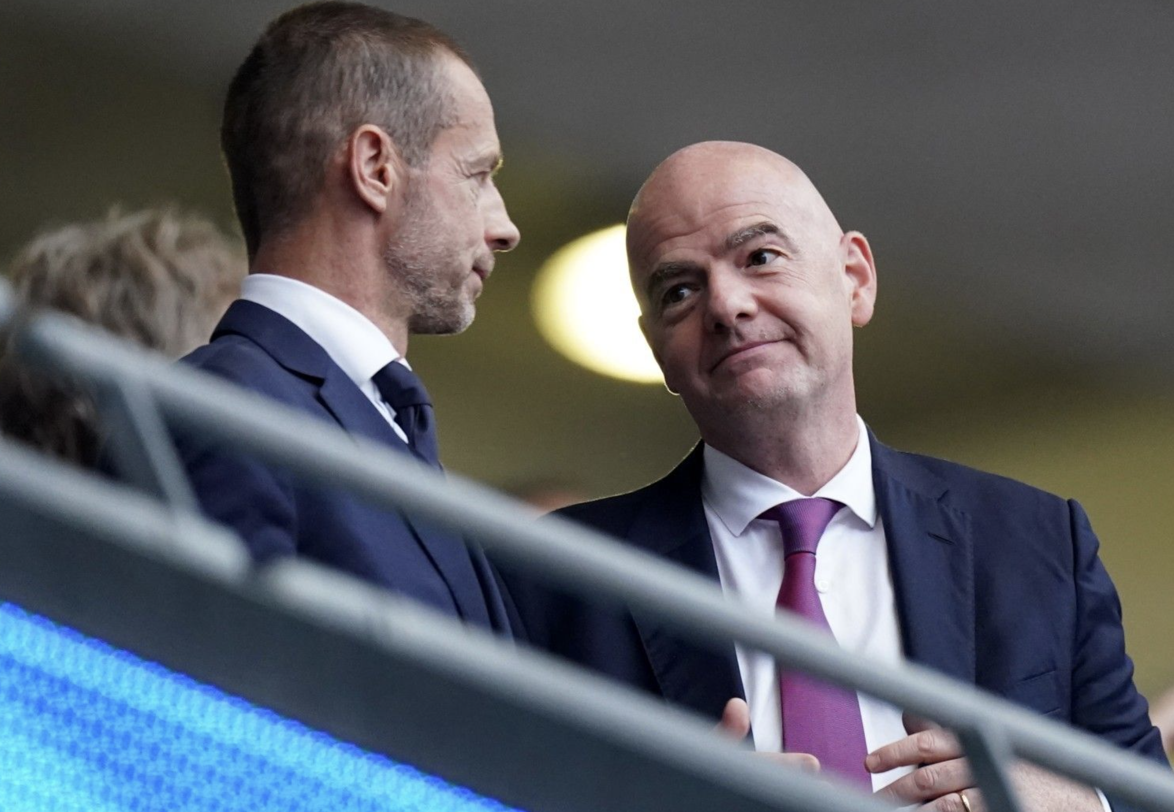 Chủ tịch FIFA, Gianni Infantino (phải) và UEFA, ông Aleksander Ceferin