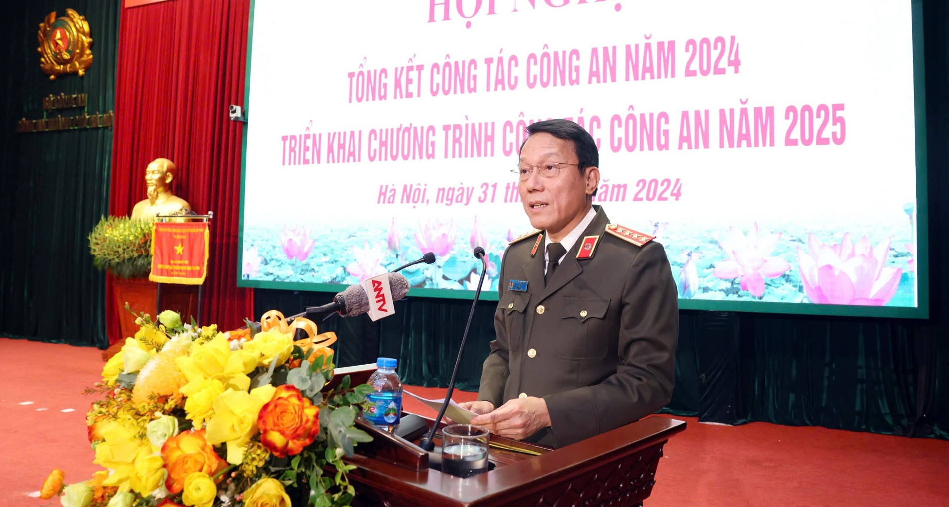 Ministro Luong Tam Quang: La policía de Hanoi sigue siendo ejemplar y toma la iniciativa