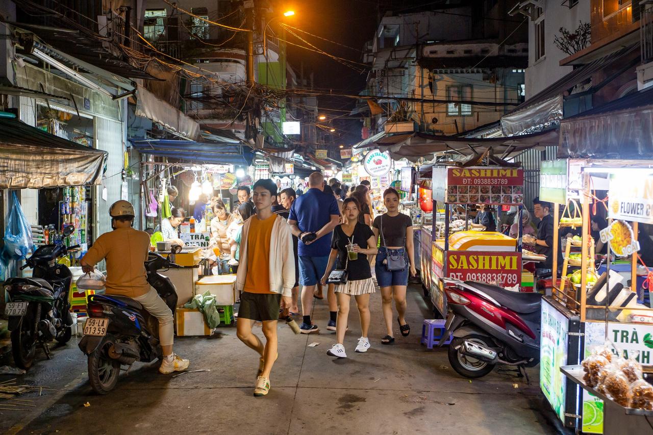 D'une petite ruelle de marché à une ville culinaire animée de jour comme de nuit à Ho Chi Minh-Ville