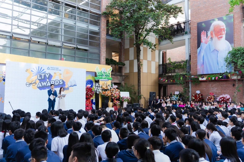 Exciting series of special events to show gratitude to teachers by Hanoi students photo 4