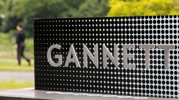 Logo Gannett bên ngoài trụ sở tại Virginia (Mỹ). Ảnh: Reuters