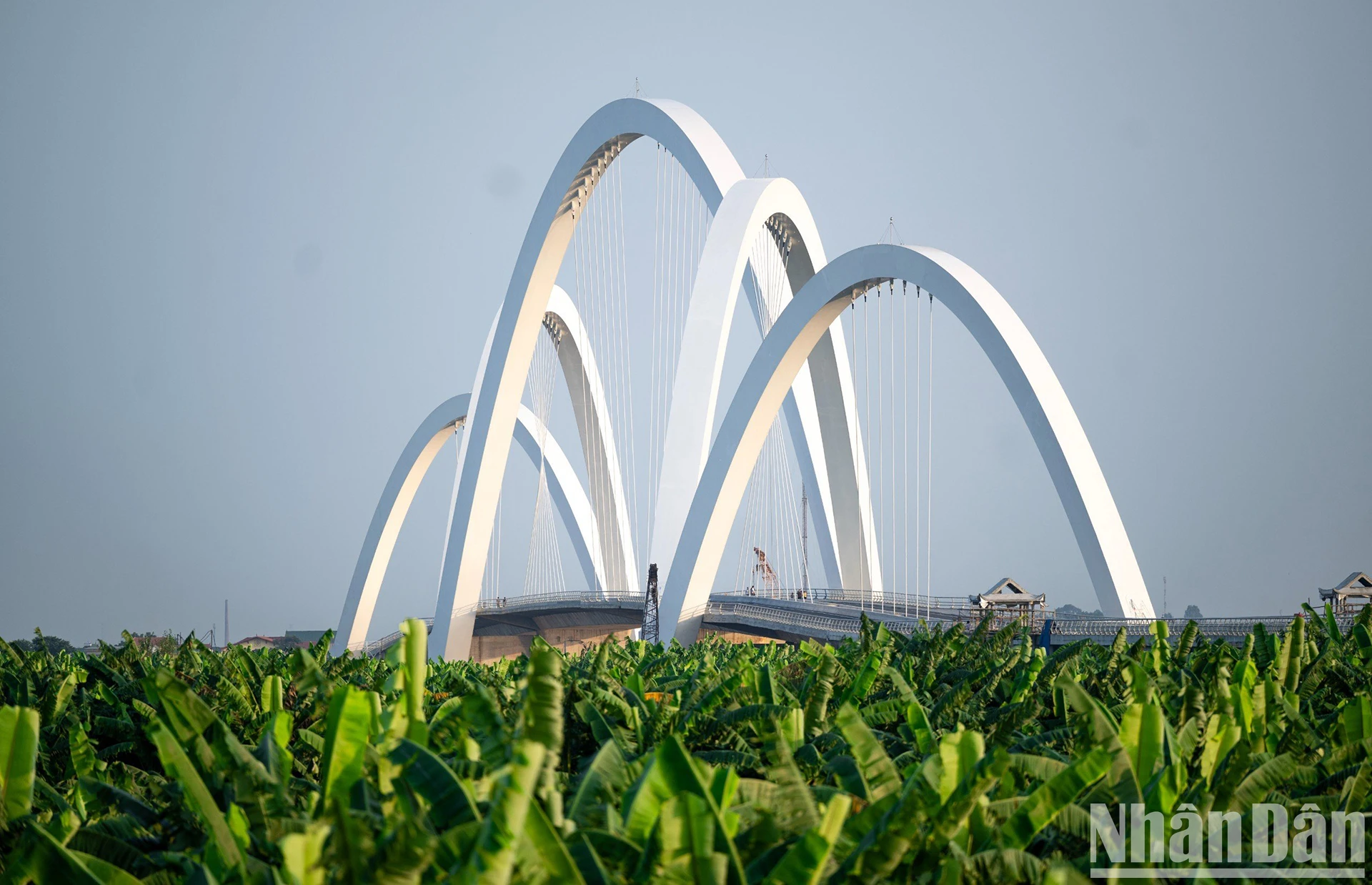 La caméra aérienne du pont avec la plus haute arche en acier du Vietnam vient d'ouvrir à la circulation