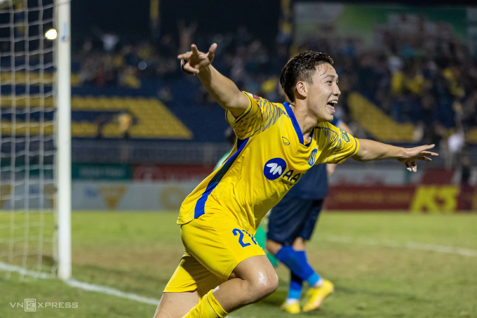 Phan Xuan Dai célèbre le but qui a scellé la victoire 2-0 de la SLNA contre Binh Dinh. Photo : Phi Hung