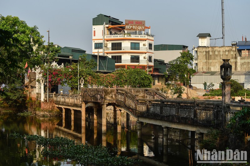 สะพานคุ้ม ตั้งอยู่ทางทิศตะวันออกของหมู่บ้านเยน ตำบลท่าชา อำเภอท่าชาด สะพานนี้อยู่ติดกับแกนจราจรระหว่างตำบลท่าชา-หุบบัง