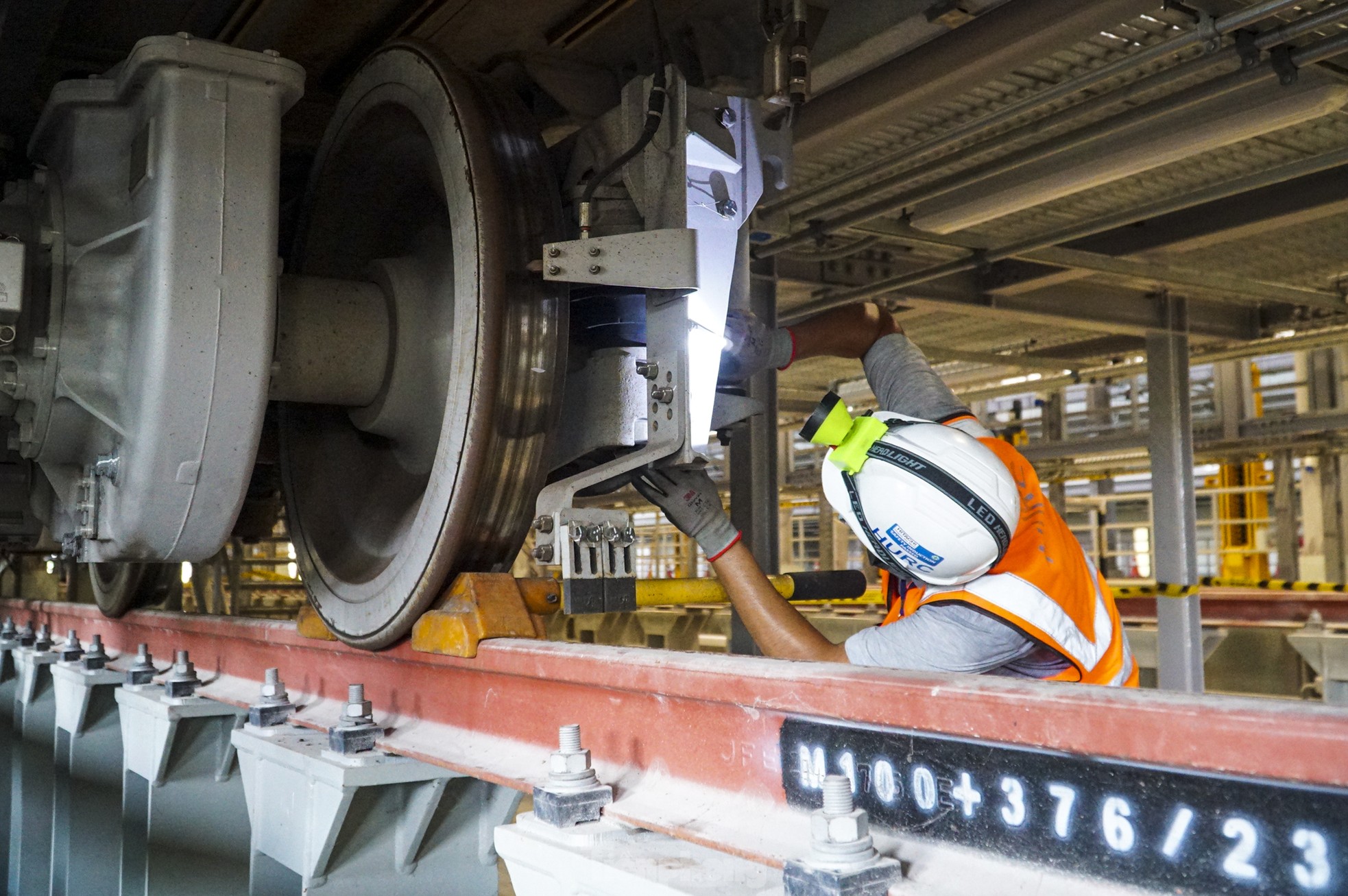 Tận thấy nhiệm vụ quan trọng đội kỹ sư đang thực hiện trong metro số 1 trước ngày vận hành ảnh 10