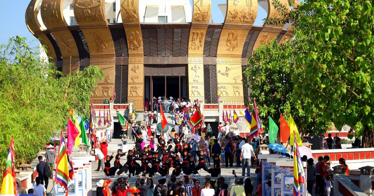 Ceremonia de ofrenda de incienso en el templo del rey Hung