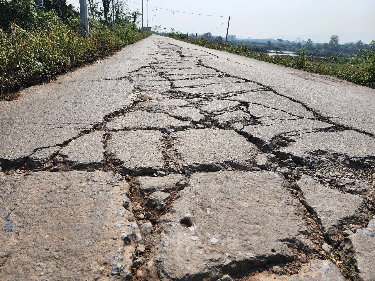 クオックオアイ地区で緊急事態が宣言されたばかりの「大きな亀裂」堤防のクローズアップ、写真4